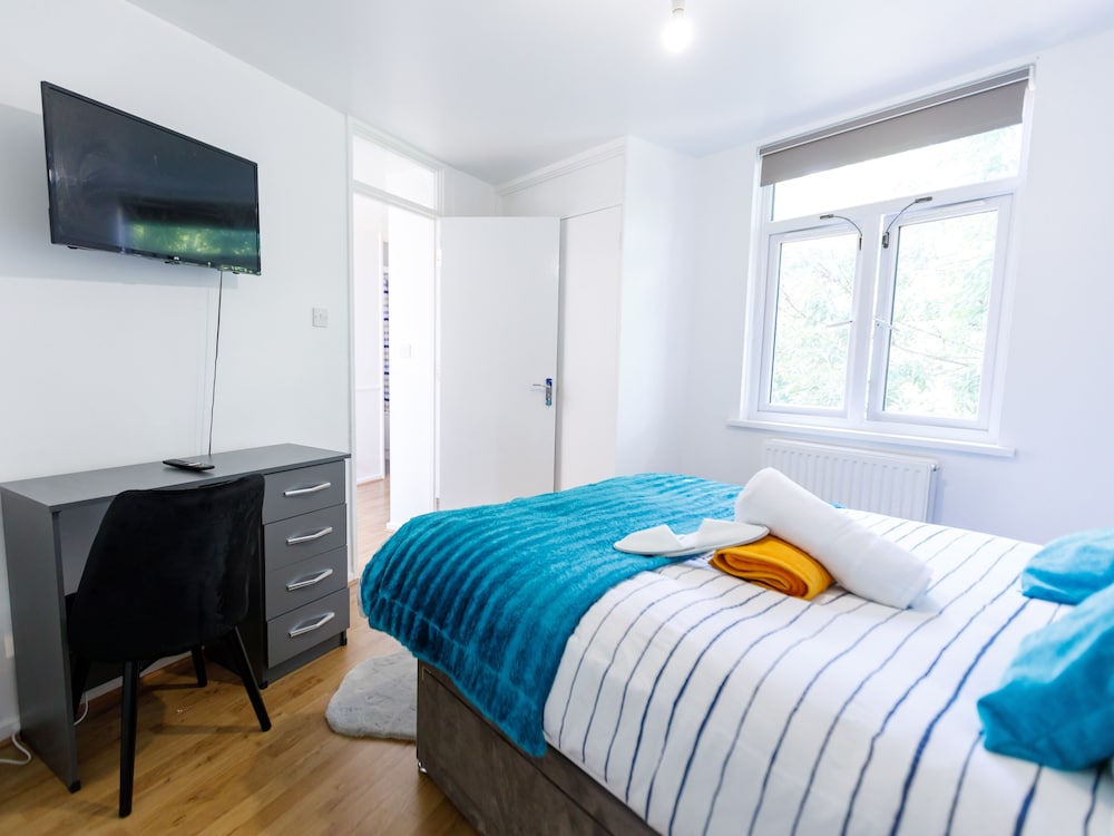Inviting 3-bed House in London, Stay up to 6