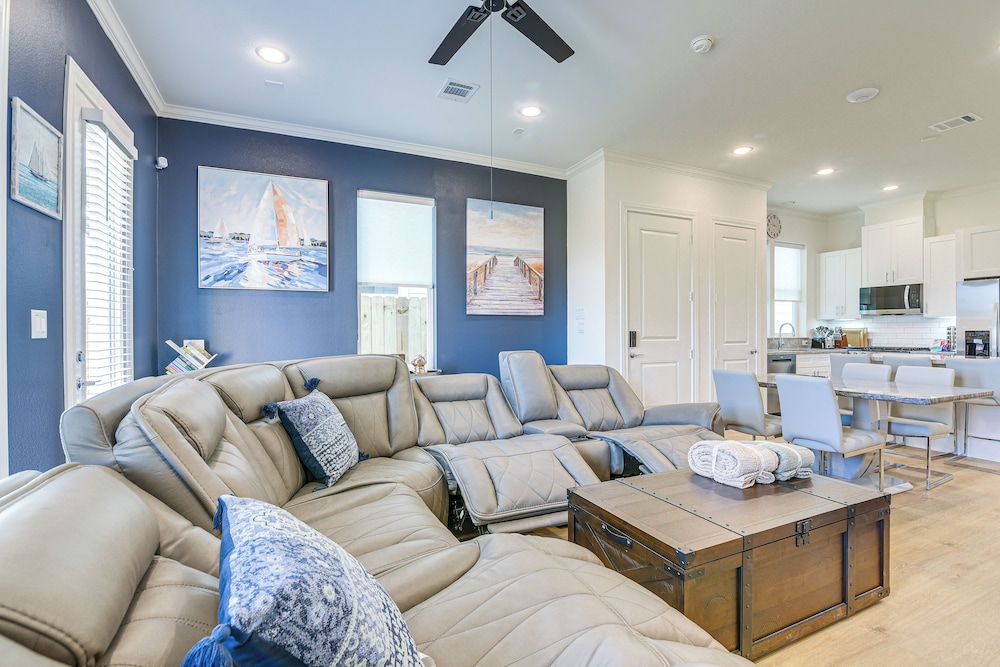6 Mi to Hospitals: Nurse-friendly Houston Home!