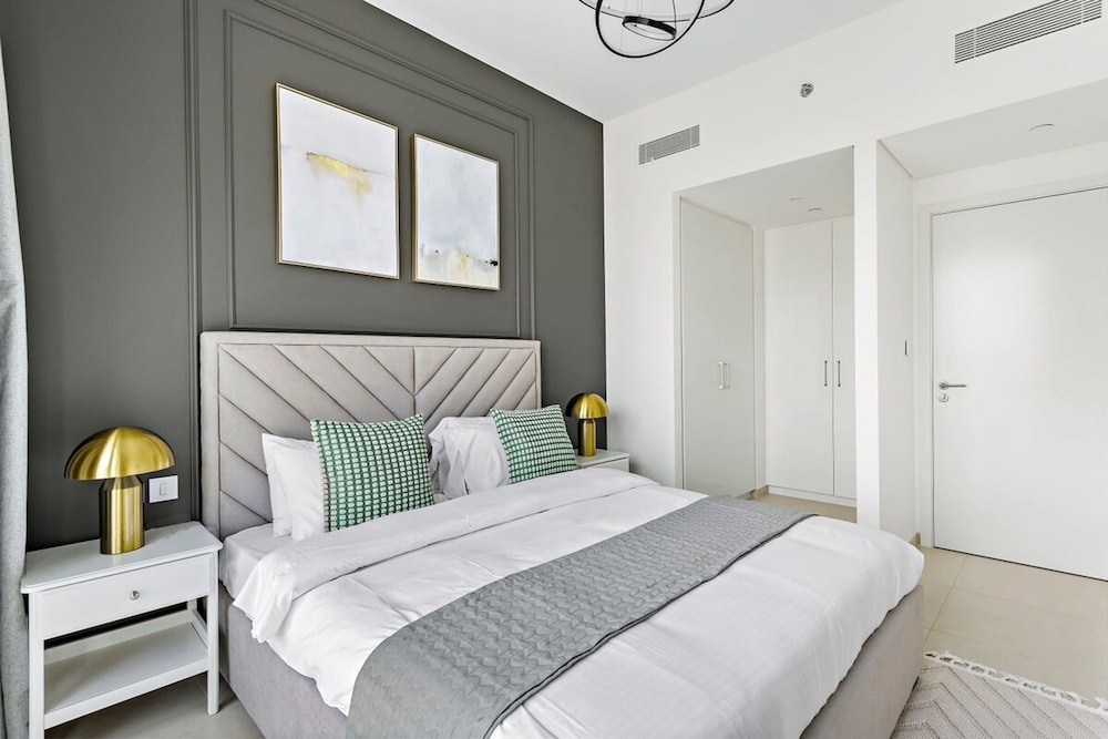 Silkhaus Modern Chic in New Tower Pool Gym