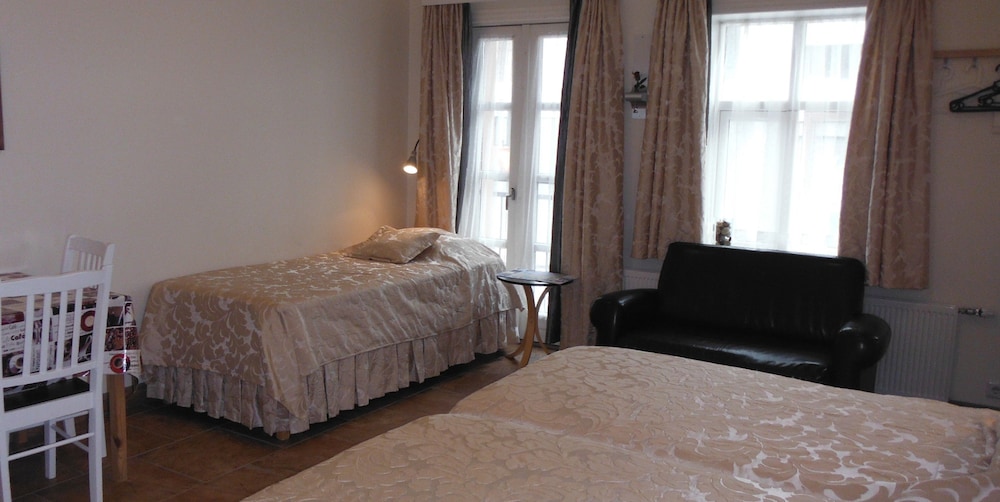 Three Sisters Studio Apartments