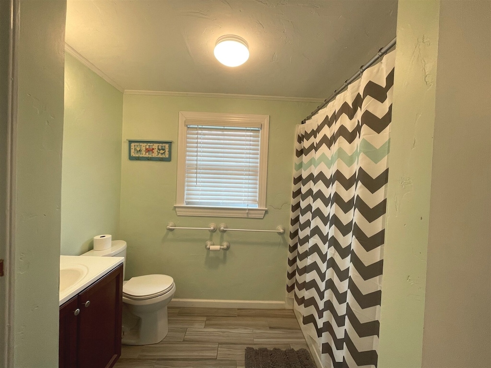 Freaky Tiki 3 Bedroom Cottage by RedAwning