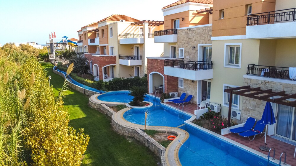 Hotel Chrispy Waterpark Resort - Image 1