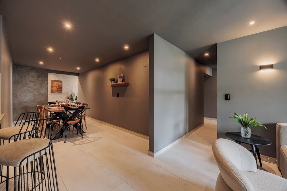 10th Street 3 Bedroom Jacuzzi & Billiard