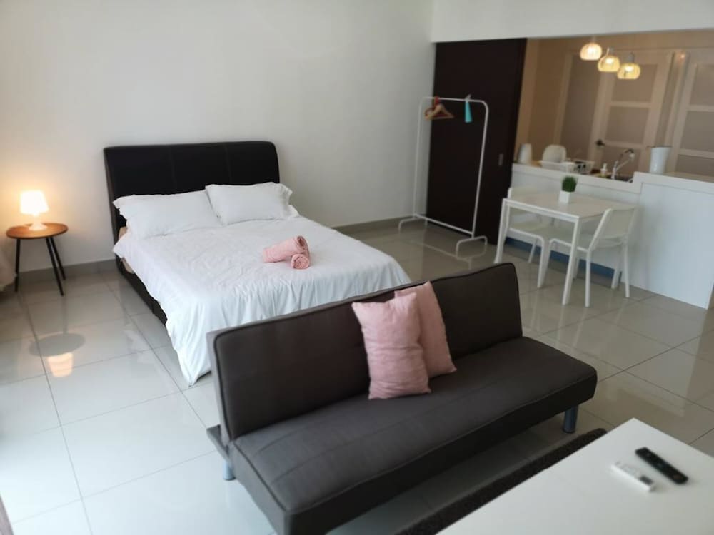 Machome GuestHome at Trefoil Setia City photo 5