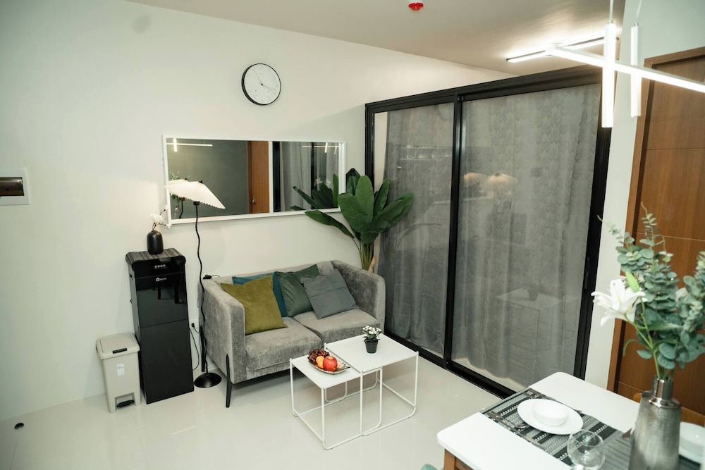 2-bedroom Elegant Condo With Sunrise & Mountain View