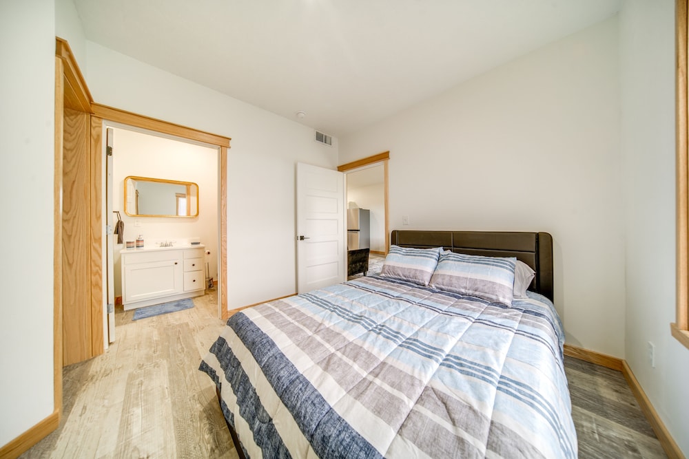Golf Course View: Centrally Located Condo in Erie view 5