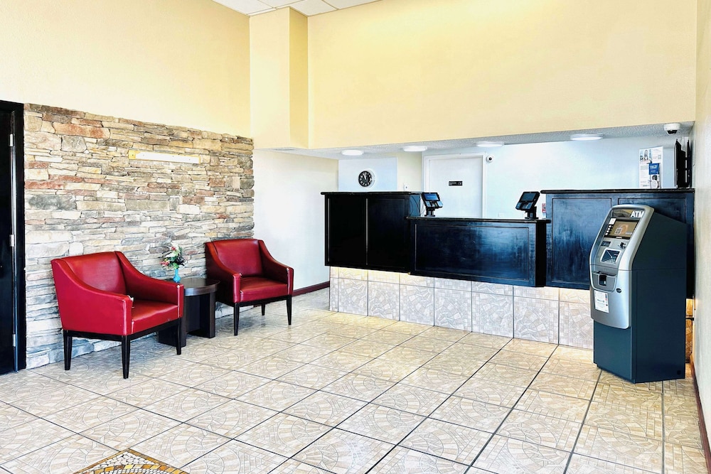 Days Inn & Suites by Wyndham Bossier City/Casino Area view 2