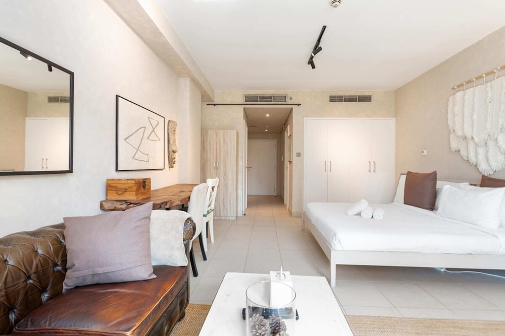 Stylish Studio Apartment w/ Patio, Downtown Dubai