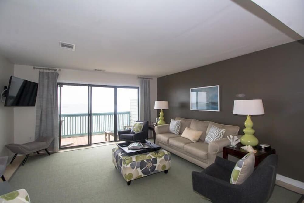 Bright Ocean View Condo Steps From Dining, Golf, Pool, & Beach
