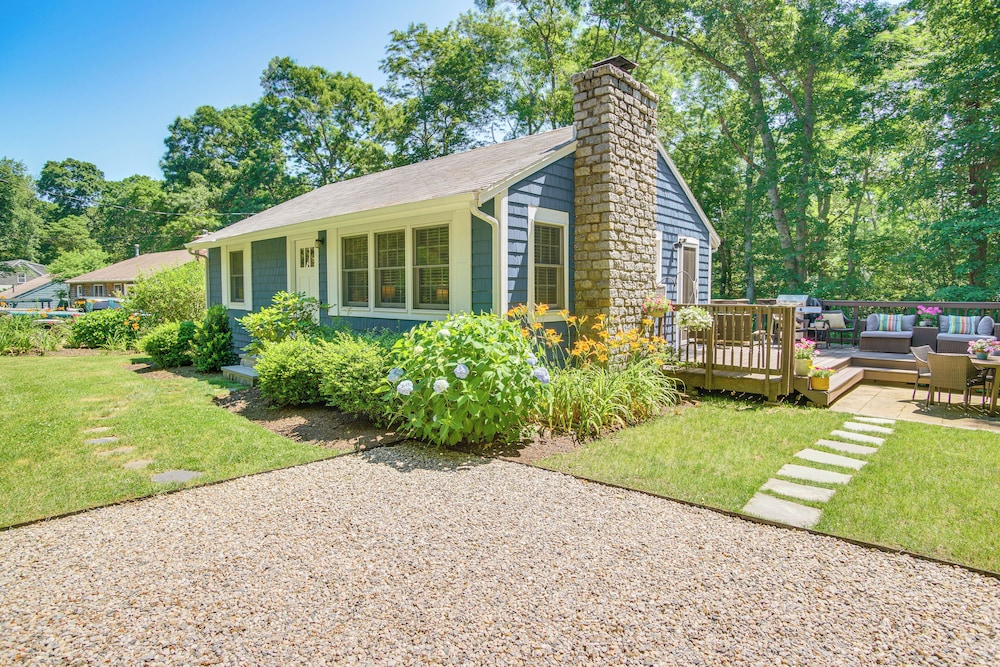 Charming Cape Cod Cottage: 4 Mi to Bristol Beach!