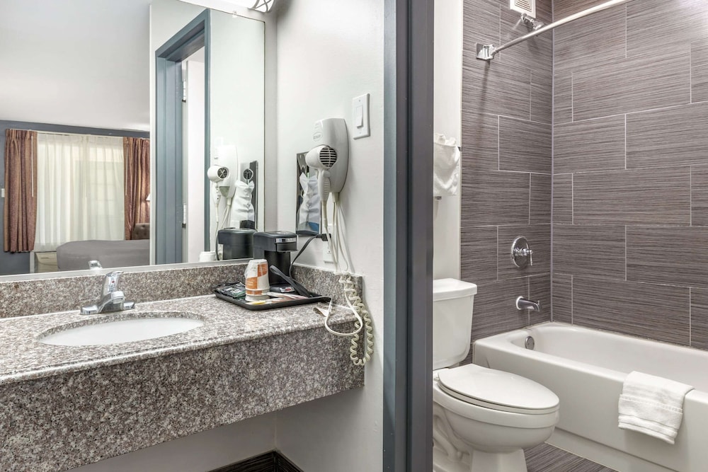 Gainesville Vacations - Suburban Studios Gainesville - Property Image 21