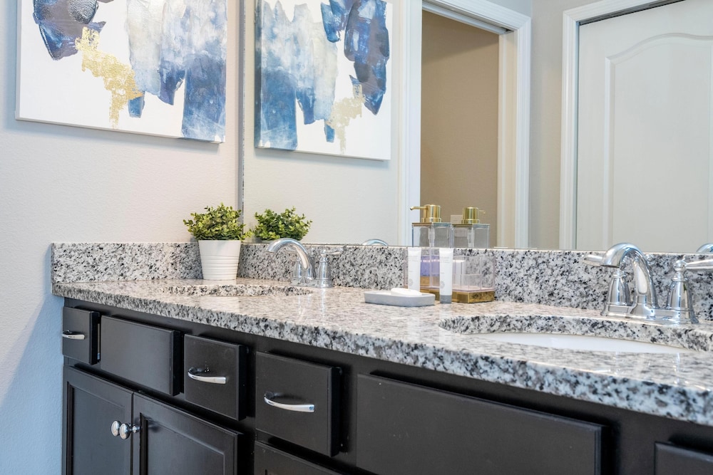 8822 GC - Fabulous 5BR Townhome: Pet Friendly