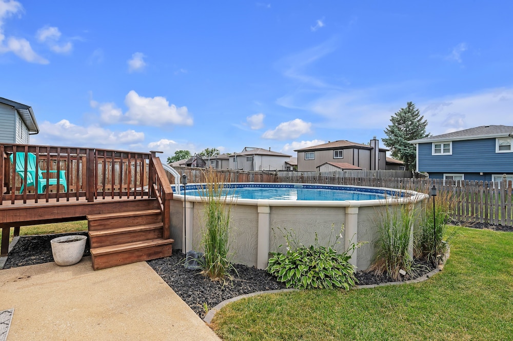 Modern Retreat With Private Pool & Yard 3 Bedroom Home