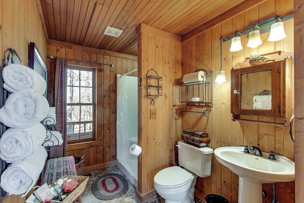 Reel in Fish, Relax By Fire: Mcminnville Cabin