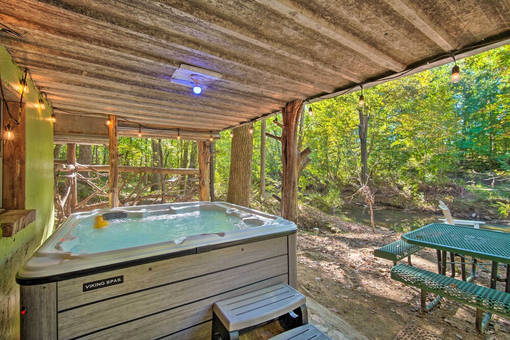 'the Treehouse Cabin' Creekside Home w/ Hot Tub! view 2