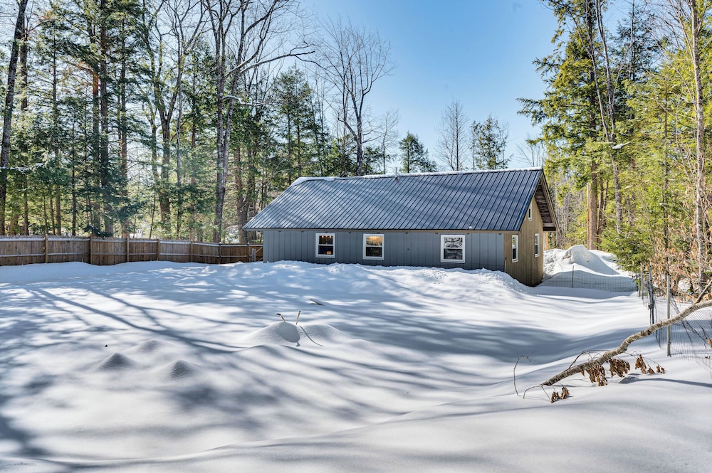 2 Mi to Conway: Cozy Cabin w/ Grill & Yard!