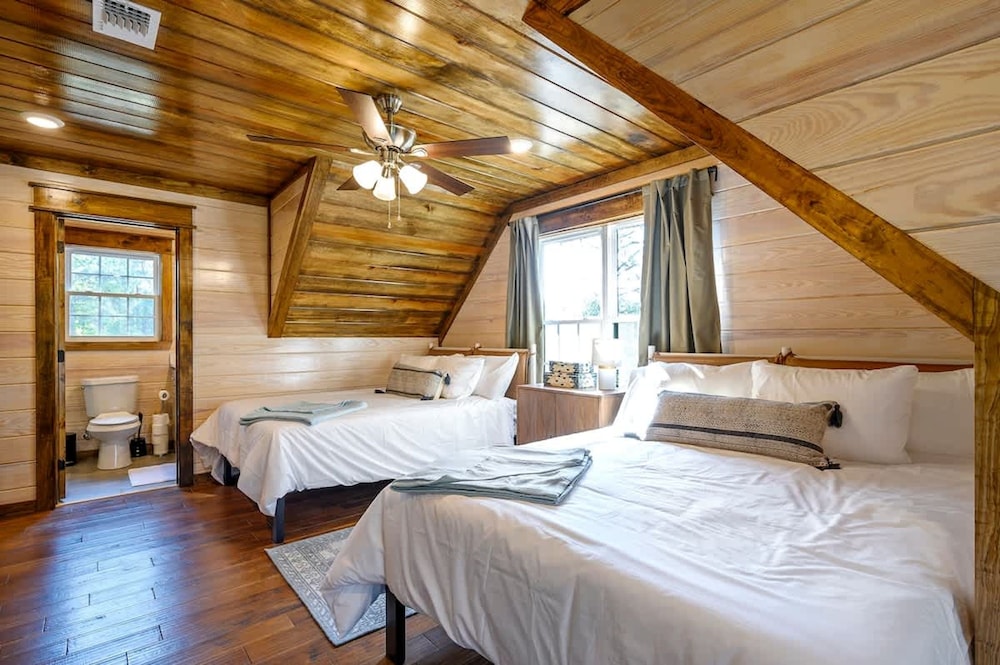 Family-friendly Broken Bow Cabin w spa Game Room