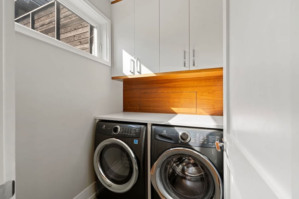 Stunning 5BR Home With 2 Rooftops Sauna Hot Tub
