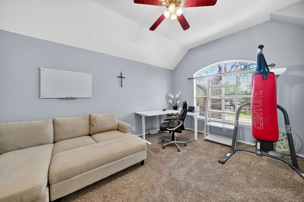 San Antonio Oasis Hot Tub & Pool Access 4 Bedroom Home