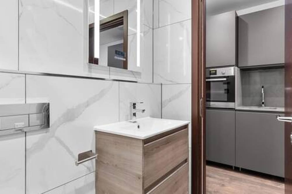 Luxury Spacious 2 Person Suite in North London
