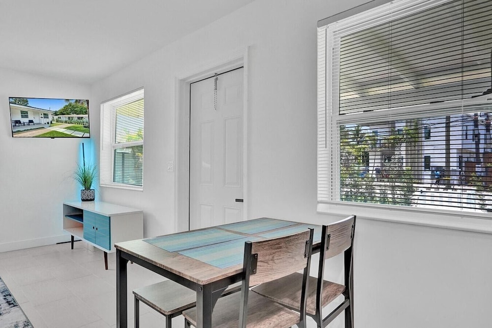 Modern Hallandale Apt w/ Backyard Near Beach