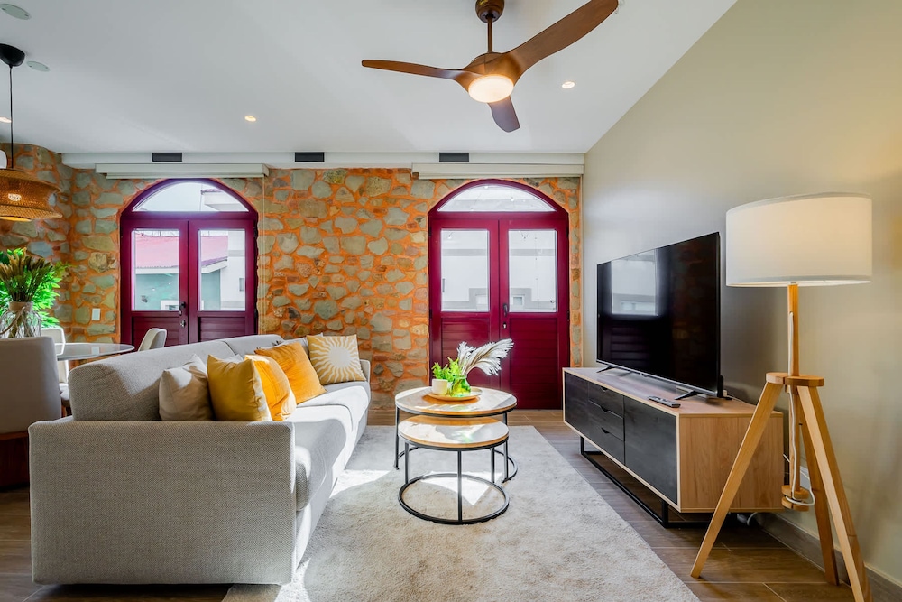 w Beautiful 2BR w Balcony in Casco Viejo