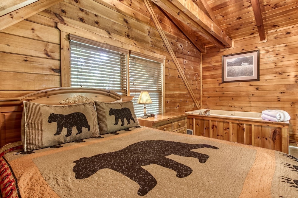 Er5 - Log Heaven - Great Location! Close To All The Action! 1 Bedroom Cabin by RedAwning view 2