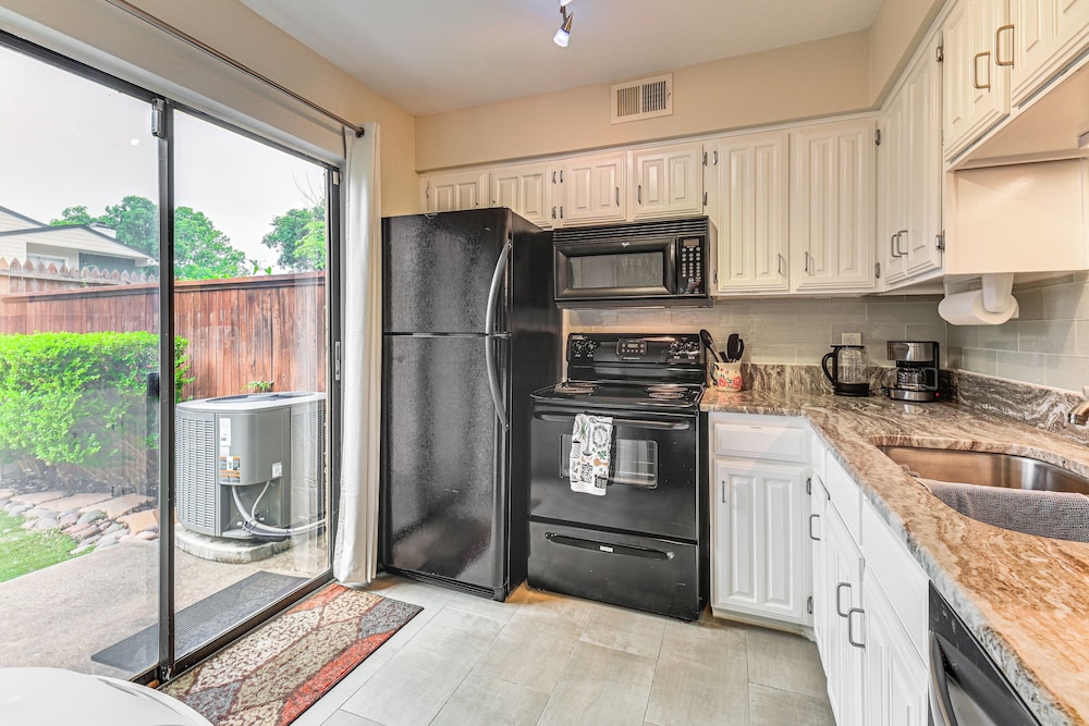 Cozy 2-story Condo Near Galleria in North Dallas!