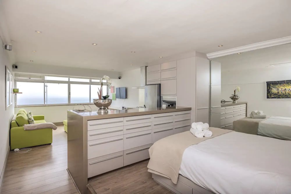 Spacious Studio Apartment With Full Ocean View at Mouille Point view 4