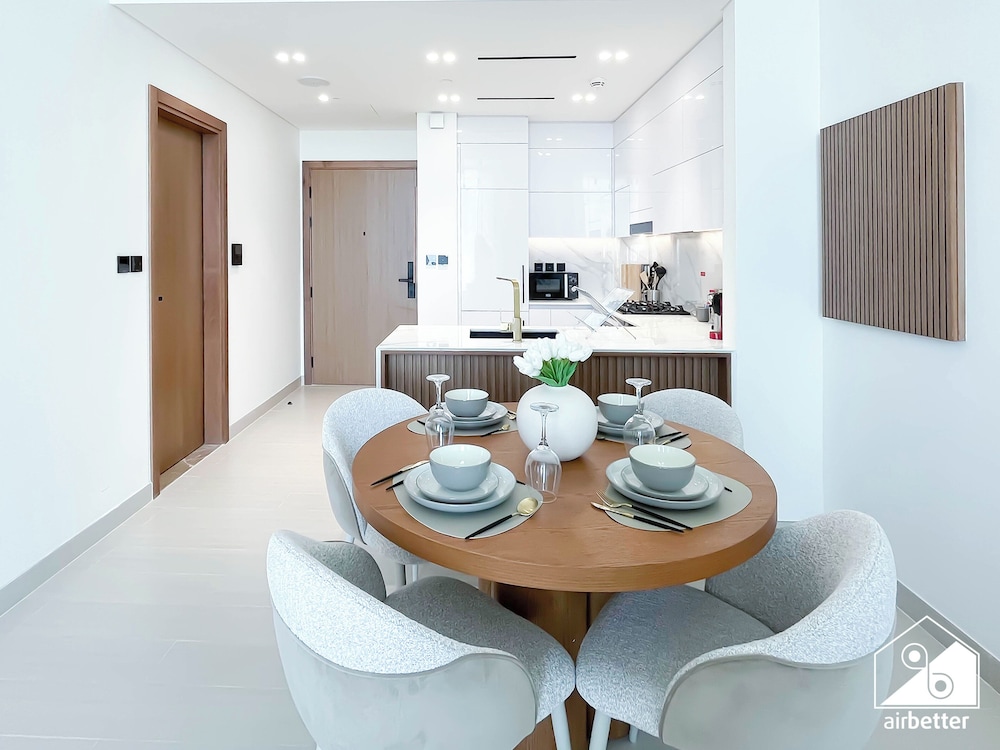 Luxury 1BR Balcony, Pool, Gym Prime Location