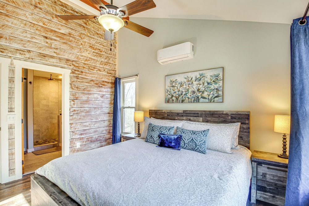 Hot Tub & Movie Room: Updated Cabin in Ellijay!