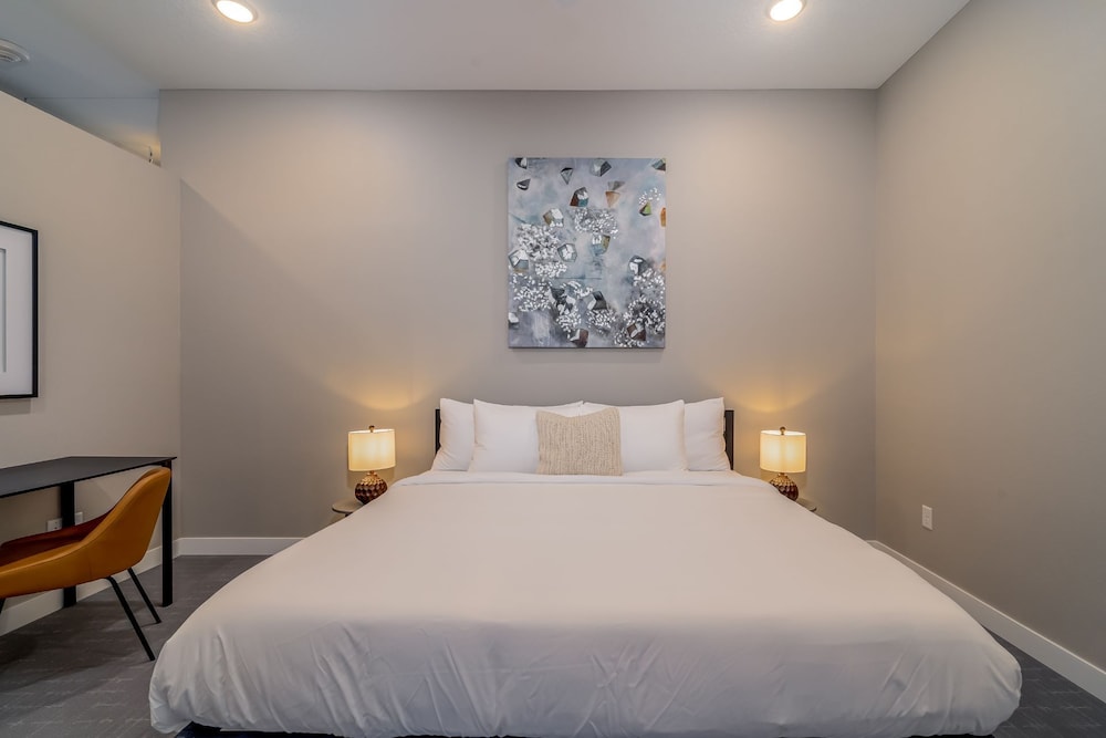 Des Moines Vacations - Des Moines Beautiful 2BD 2BA Downtown Apartment - Property Image 2