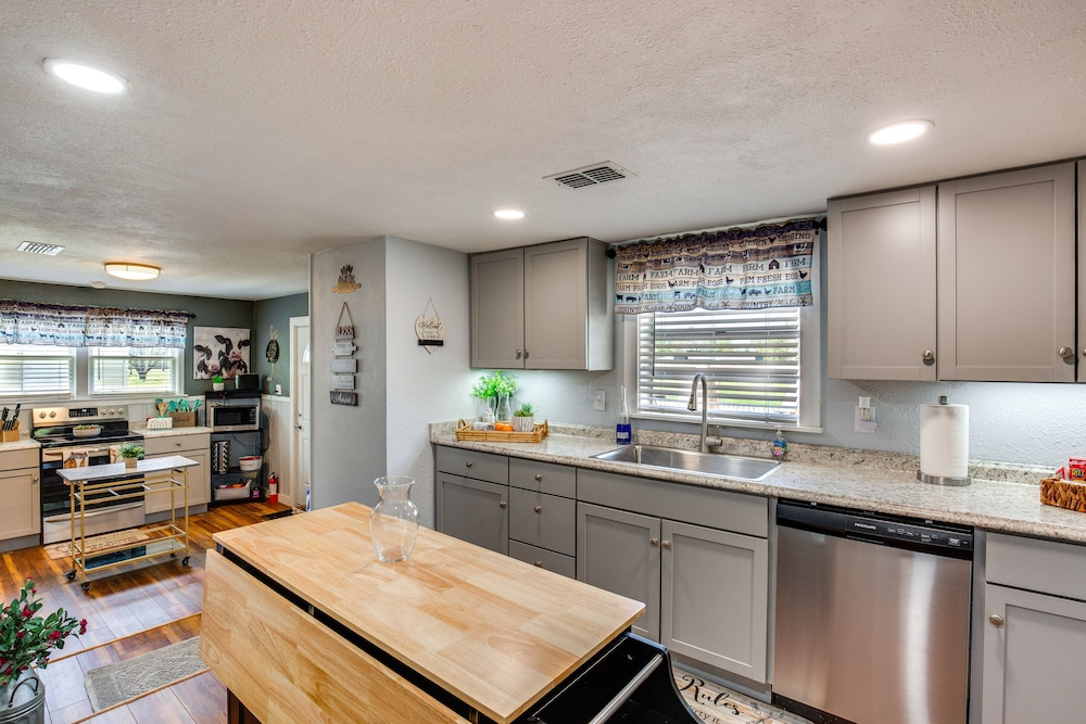 Grapeland Farm Retreat w/ Pool, Grill Fire Pit - Property Image 24