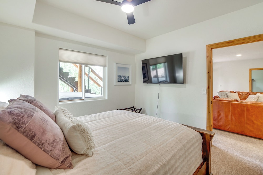 Hot Tub, Game Room! 3-story Brian Head Home