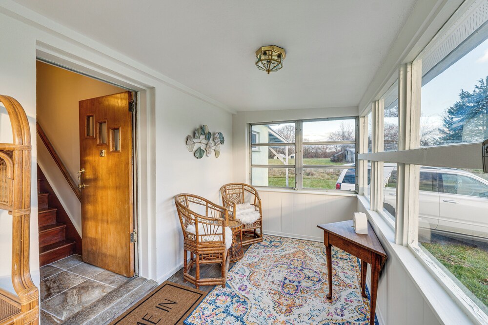 Charming Gardiner Home w/ Yard & Sunroom
