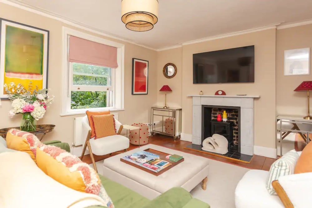Stunning 2 Bedroom Apartment in the Heart of Chelsea