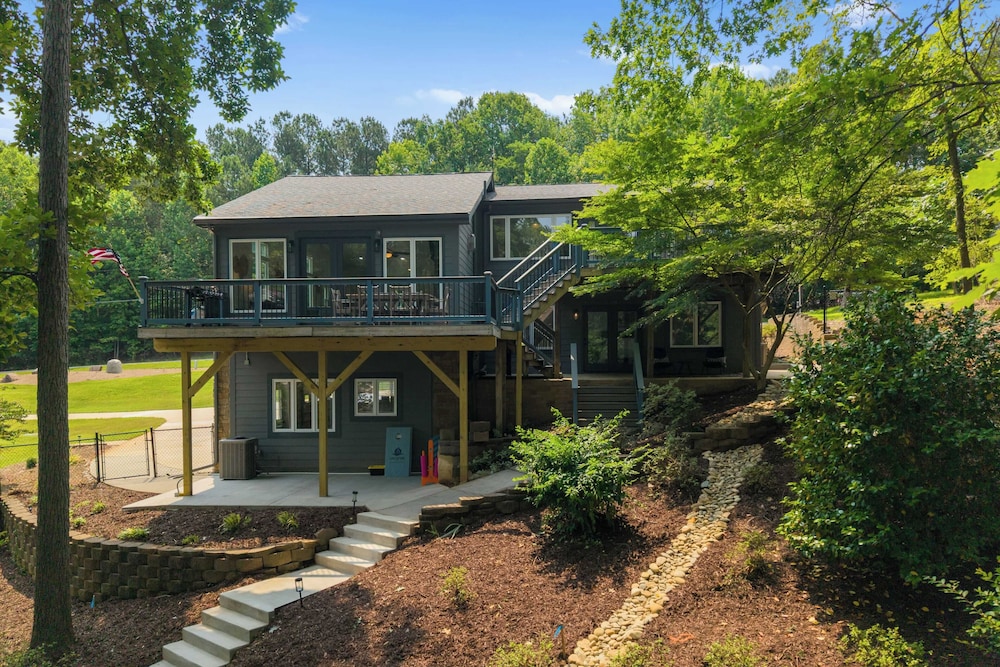 Cove's End by Avantstay Dock, Game Room, Fire Pit & Forest Views