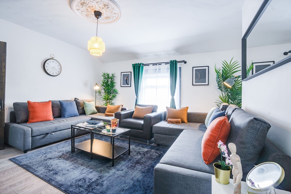 Spacious 2BR Maisonette 2 Baths Huge Lounge