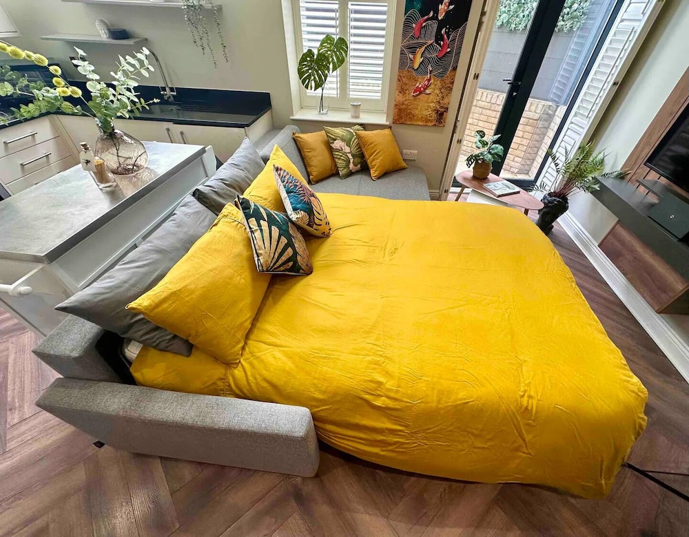 Stylish modern flat in SW London