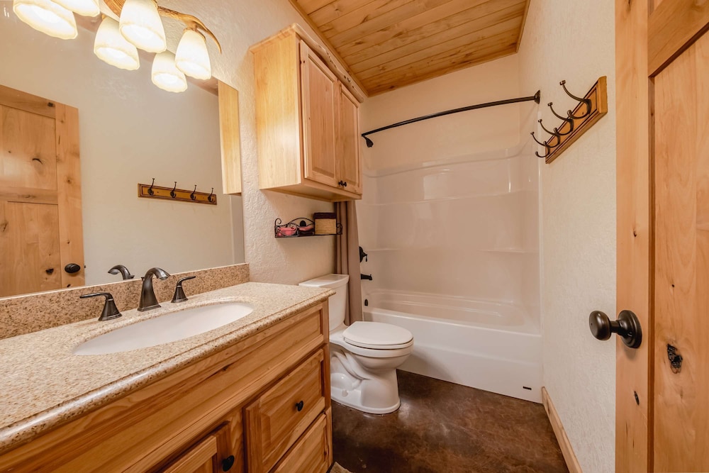 Flathead River Retreat For 15!