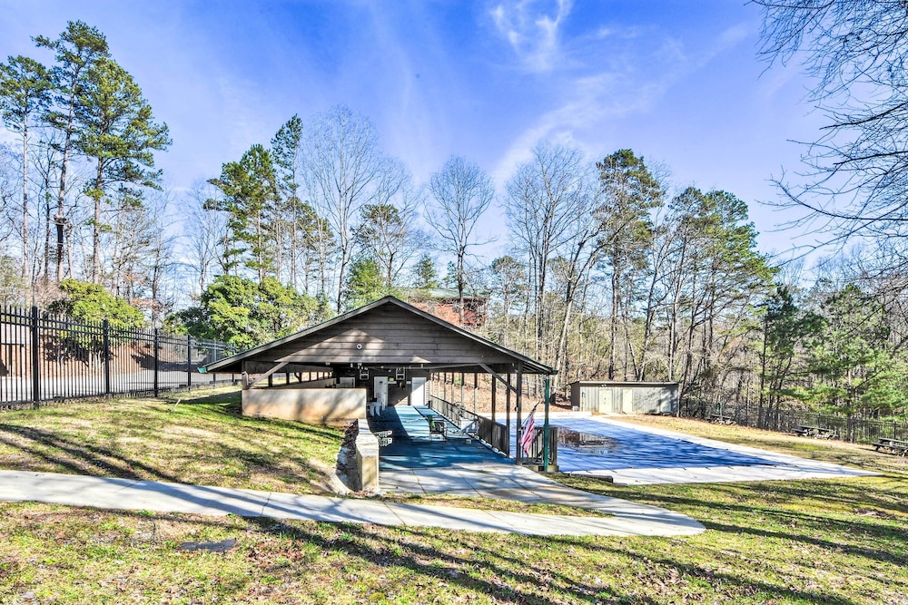 3 Mi to Dtwn Ellijay: Tree-lined Cabin w/ Deck!