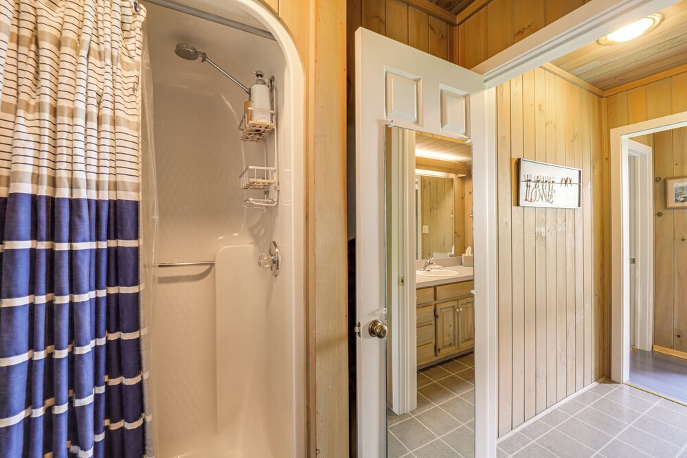 8 Mi to Ski Slopes! Hot Tub Haven in Seven Devils