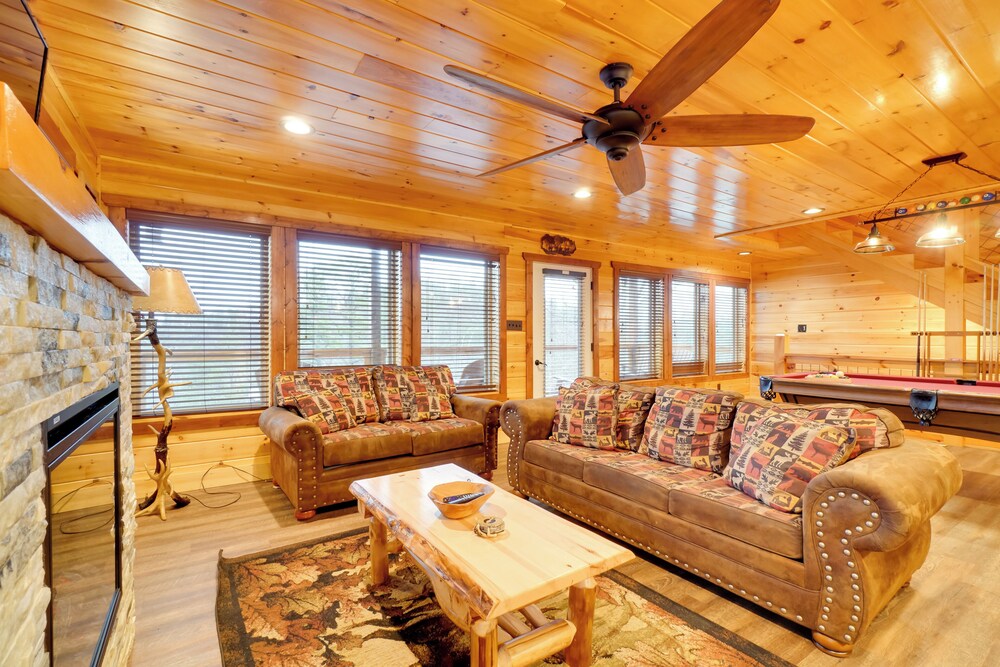 Hot Tub, Game Room & Mtn Views: Sevierville Cabin