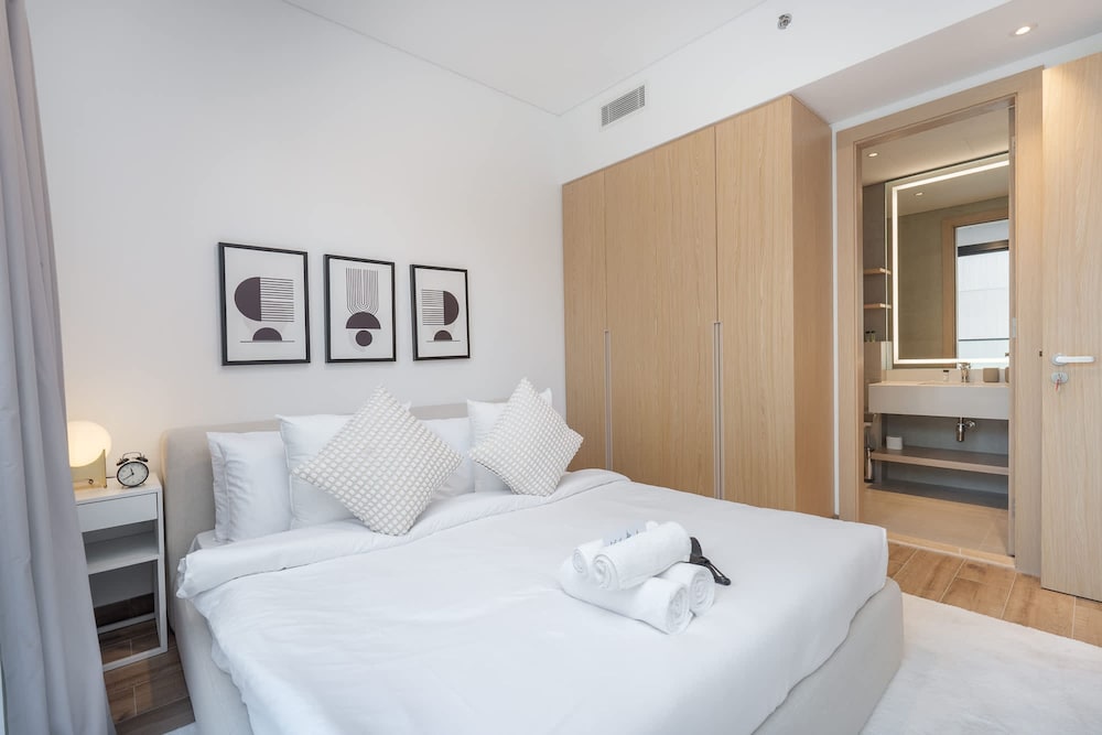Stylish Minimalist 2-bedroom in Jumeirah Village Circle