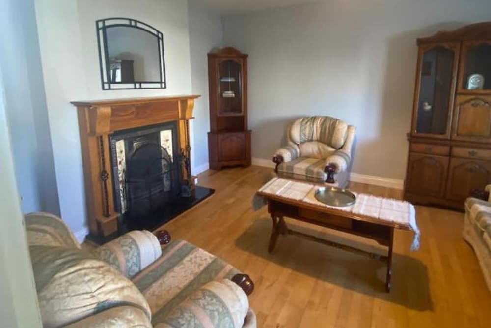 3 Bed-sleeps 5-garden-parking-pets