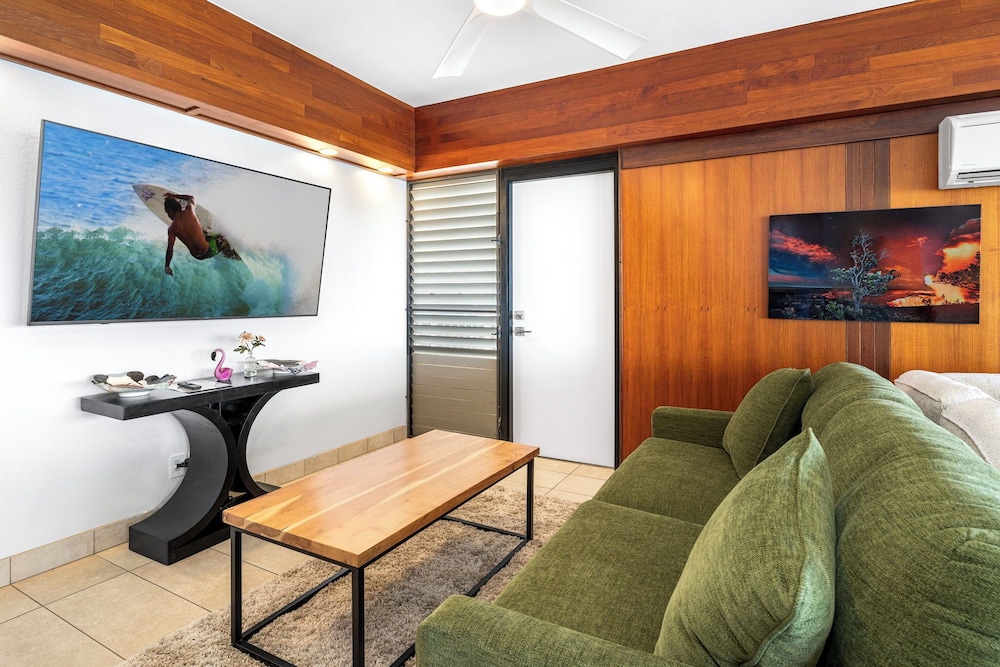 Oceanfront Elegance 2BR w/ Panoramic Views, Pool, Lanai + Concierge - Vrkcv