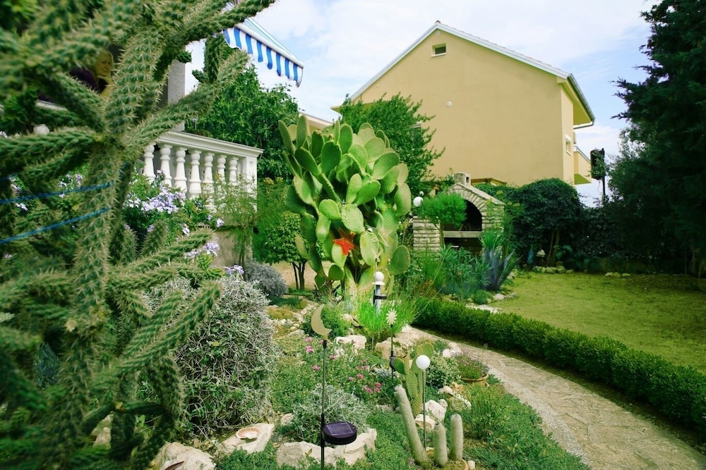 Miba - Close to the sea & Parking - A1 view 5