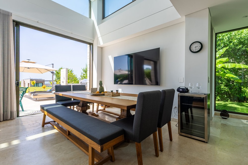 Bright Villa w Pool Outdoor Grill