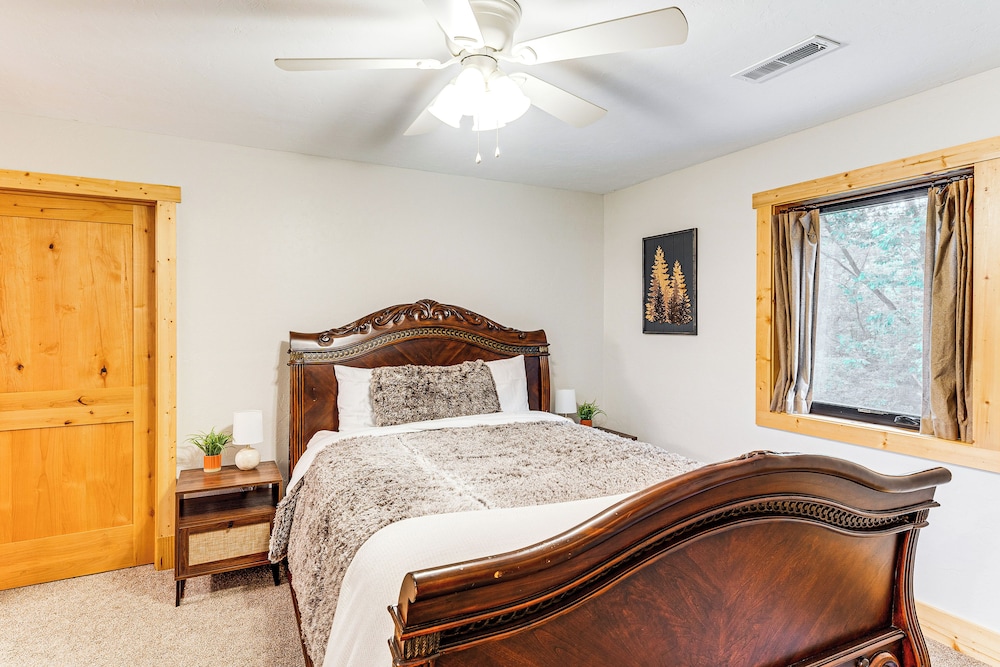 Luxe Barndominium Retreat Near Blue Spring Lake!