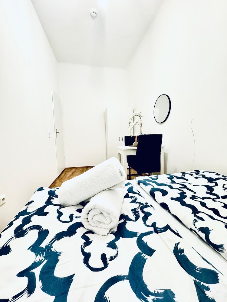5BR Apt For 10 Walk to Kaufpark Alterlaa